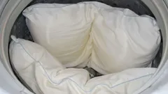 Žloutnutí zmizí: Jedna polévková lžíce a polštáře budou zase sněhobílé