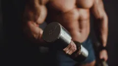 Silné paže bez posilovny: Tato cvičení vás překvapí výsledky