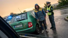 Krátká historka: Modrá světla za mnou a já pochopil, že dospělost bolí