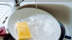 Určitě jste myli horkou pánev studenou vodou: proč byste to už nikdy neměli dělat