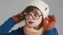 Snadno a stylově: Jak nosit i těsnou čepici, aniž byste si zničili účes