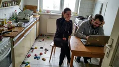 Krátká historka: Večer byl podezřele tichý. Pak se syn zvedl od autíček