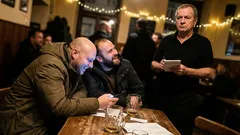 Historka: Večeře na Žižkově se táhla a jeden klidný pohled vše změnil