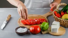 Proč solit rajčata až těsně před podáváním: pravidlo, které změní chuť salátu