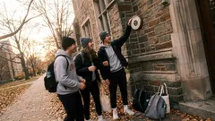 Historka: Na úvodní fyzice položil čtyři barometry na stůl a ztichli jsme