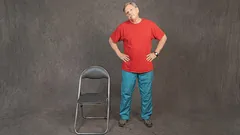 Pokud po 55. roce života zvládnete tato čtyři cvičení se židlí, vaše síla je výjimečná