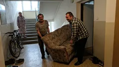 Historka: Na chodbě paneláku jsme se dřeli s gaučem a něco nehrálo