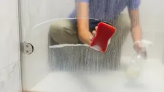 Tajný trik hotelových pokojských, o kterém nemluví: sprchový kout bude zářit jako nový