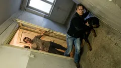 Historka: Soused mi v chodbě nechal „hlídače“ a já nevěděla, kudy ven