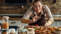 Co darovat člověku, který miluje vaření: horkovzdušná fritéza, multifunkční hrnec nebo mixér?