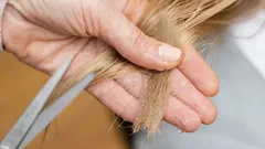 Vlasy se krepatí, lámou a visí jako rampouchy? Tohle je 5 triků, které je zachrání i bez salonu