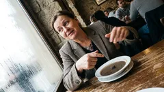 Historka: Chtěla jsem jen klidnou páteční večeři. Číšník mi ale řekl větu, která mě zarazila